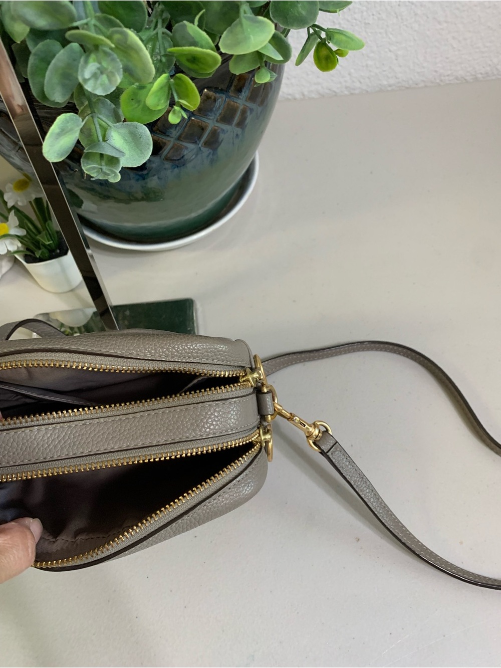 👜💕Tory Burch Robinson Pebbled Leather Crossbody Bag in Taupe - Picture 9 of 10